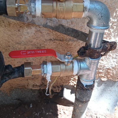 שסתומים וצינורות מתכת בעבודת אינסטלציה