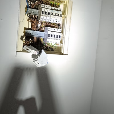 לוח חשמל עם חוטים ומפסקי חשמל
