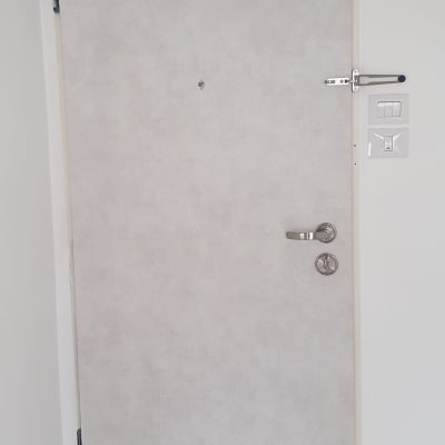 דלת עם ציפוי חדש ומנעול כסוף