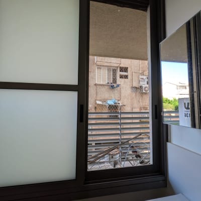 חלון הזזה מאלומיניום עם זכוכית חלבית בחדר רחצה