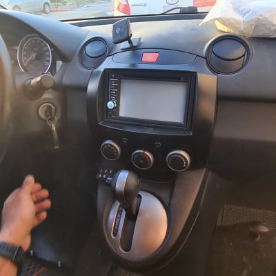 לוח מחוונים של רכב עם מערכת מולטימדיה