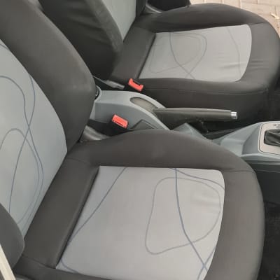 מושבי רכב נקיים לאחר ניקוי יסודי