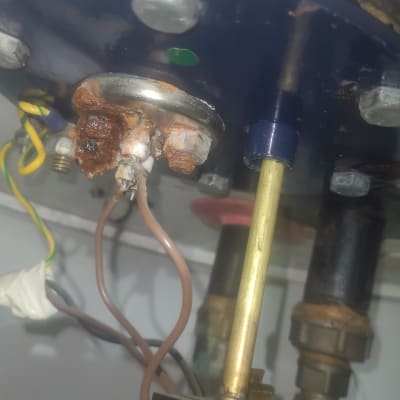 חלקים פנימיים של דוד שמש עם חיבורים וחלודה