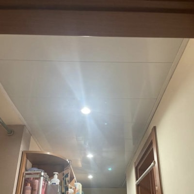 תקרת גבס עם תאורה שקועה ומדפים בצד