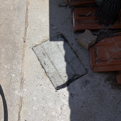 תיקון איטום על גג עם רעפים שבורים