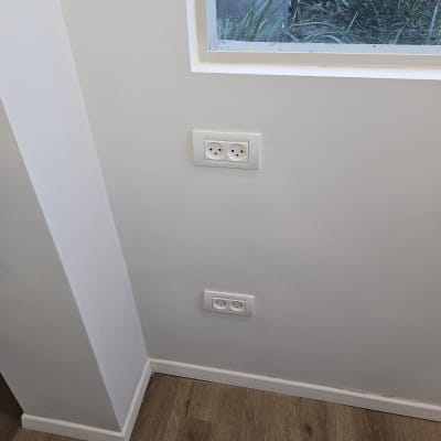 שקעי חשמל על קיר צבוע ליד חלון