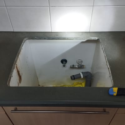 כיור מפורק עם צינור וכלי עבודה