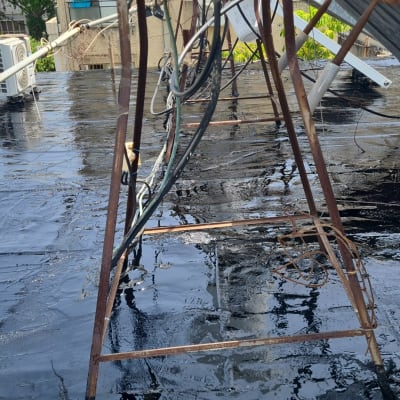 גג אטום בזפת עם מתקנים ומזגנים