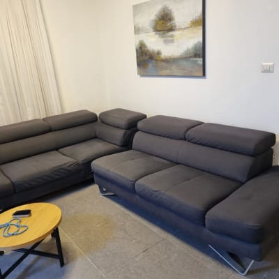 ספות אפורות בחדר עם שולחן קטן