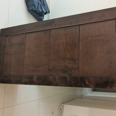 ארון עץ חום על רצפה לבנה