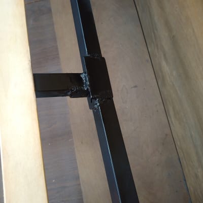 מסגרת מתכת שחורה עם חיבור מרותך