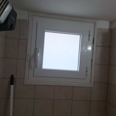 חלון אלומיניום מותקן על קיר אריחים