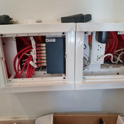 ארון תקשורת עם כבלים אדומים ומחברים