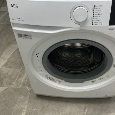 מכונת כביסה AEG עם תצוגה וכפתורים