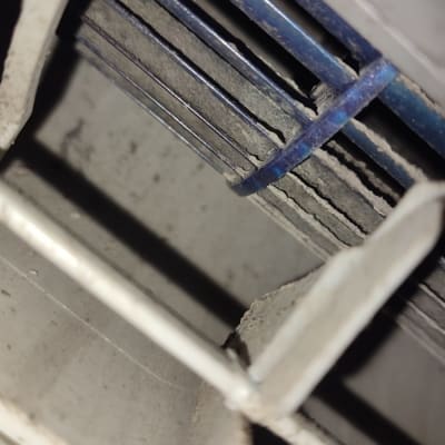 תקריב של חלק פנימי במזגן עם סורגי מתכת