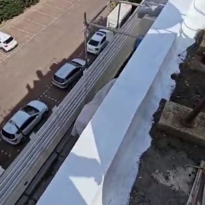 קיר אטום בצבע לבן עם חומר איטום