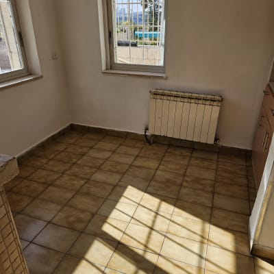 רצפה נקייה עם אור שמש נכנס דרך החלון