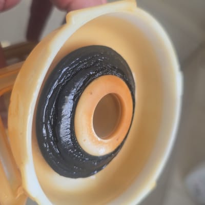 חלק פלסטיק עם אטם גומי שחור