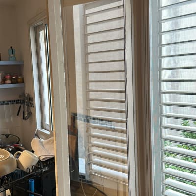 חלון זכוכית פתוח במטבח עם כלים על השיש