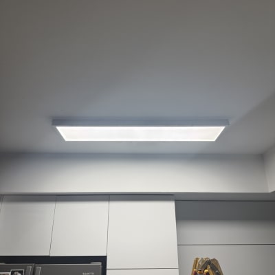 תאורת תקרה עם כלים חשמליים על סולם