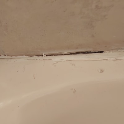 סדק בקיר עם איטום מתקלף