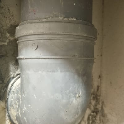 צינור פלסטיק אפור עם חיבור זוויתי