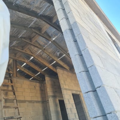 גג עם קורות עץ ובידוד מתכתי מבריק