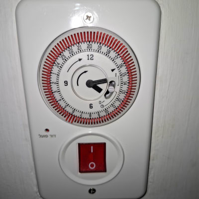 שעון טיימר חשמלי עם מתג הפעלה אדום