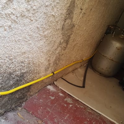 צינור גז צהוב מחובר למיכל גז בפינה