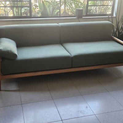 ספת בד ירוקה בעלת שלד עץ מרופדת מחדש