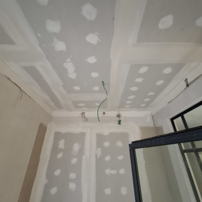 תקרת גבס עם תיקונים ולוח גבס על קיר