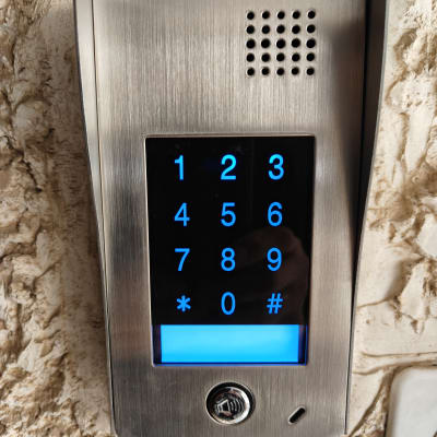 אינטרקום עם לוח מקשים מואר בכחול