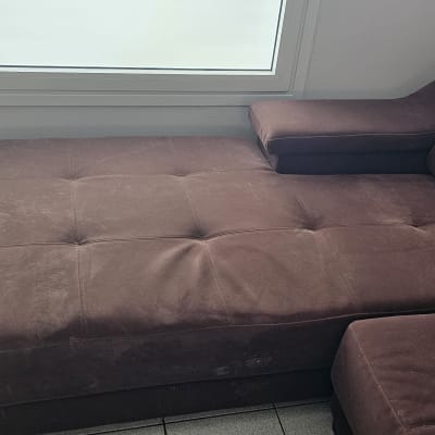 ספה חומה ליד חלון עם כיתוב 