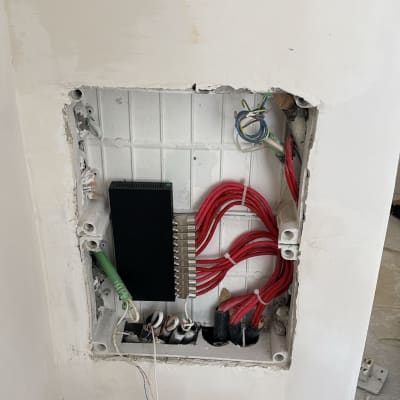 תמונה של תיבת תקשורת עם כבלים אדומים וירוקים