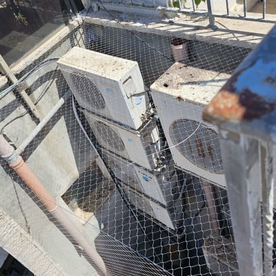 רשת למניעת יונים על מזגנים במרפסת