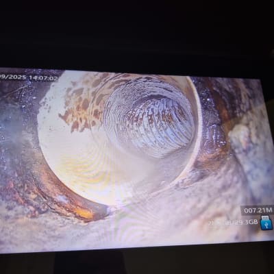 צילום פנים צינור עם סימני חלודה