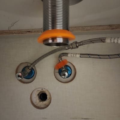 צינור מתכת עם חיבורים מתחת לכיור