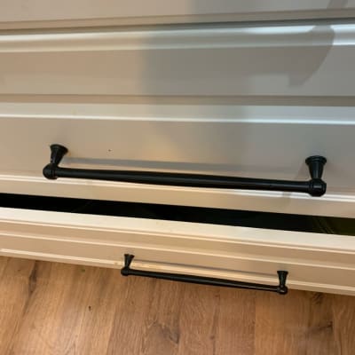 מגירות עץ עם ידיות מתכת שחורות