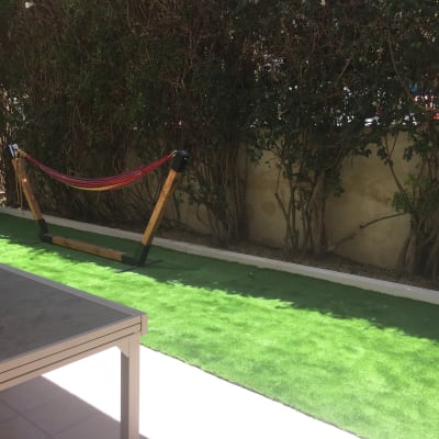 דשא סינתטי עם ערסל בגינה