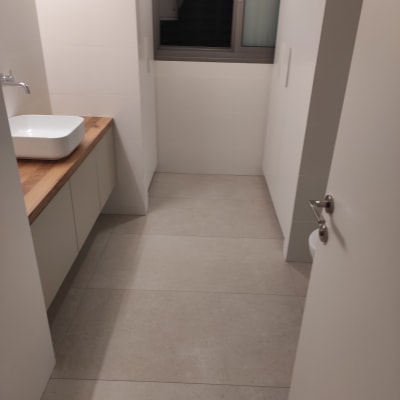 חדר אמבטיה נקי עם כיור וברז על משטח עץ