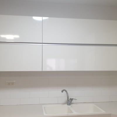 ארונות מטבח לבנים עם כיור וברז כסופים