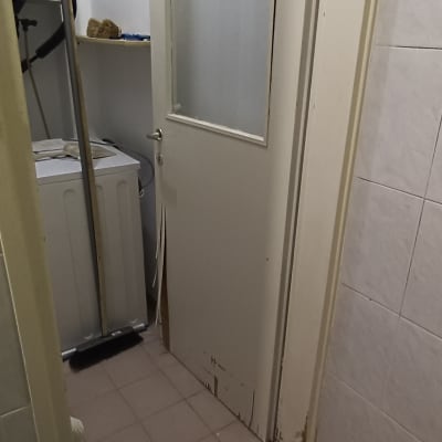 דלת פגומה עם סימני רטיבות בתחתית