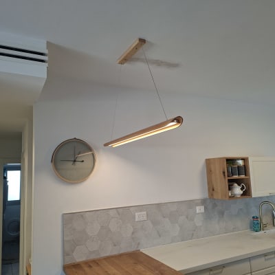 מנורת תקרה מותקנת מעל משטח עבודה במטבח