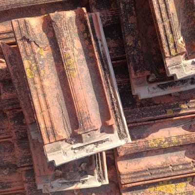 רעפים ישנים עם לכלוך וטחב על גג