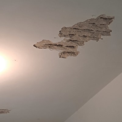 תקרת גבס עם קילופים ושברים לקראת שיפוץ