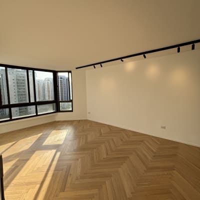 חדר עם קיר צבוע ורצפת פרקט