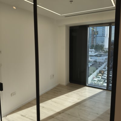 חדר ריק עם קירות צבועים ורצפת עץ