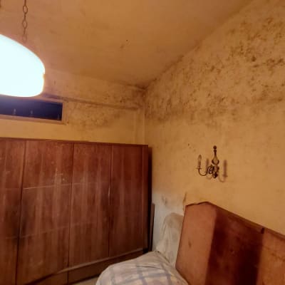 קיר עם כתמי עובש ותאורה עליונה