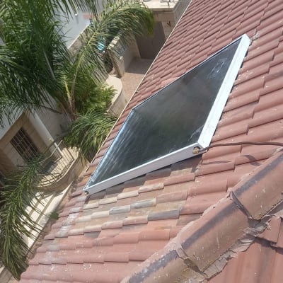 קולטן שמש מותקן על גג רעפים אדום