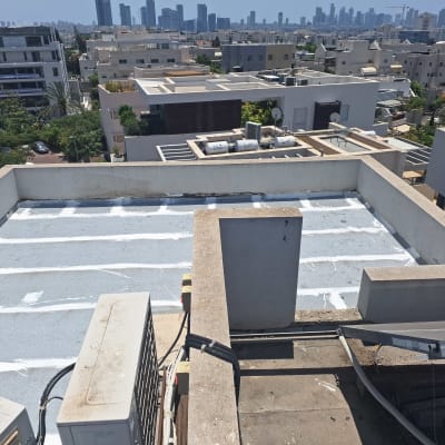 גג אטום עם פסי איטום לבנים על משטח אפור